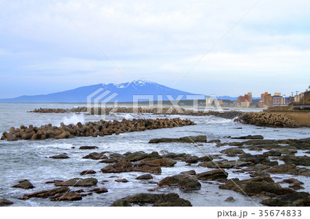 日本海の荒波と湯浜温泉街 35674833