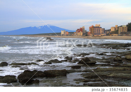 日本海の荒波と湯浜温泉街 35674835