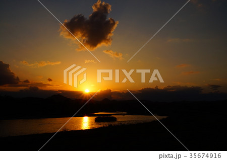 川に反射する夕日 日没 太陽 オレンジ色 川に反射する夕日 日没 太陽 オレンジ色 35674916
