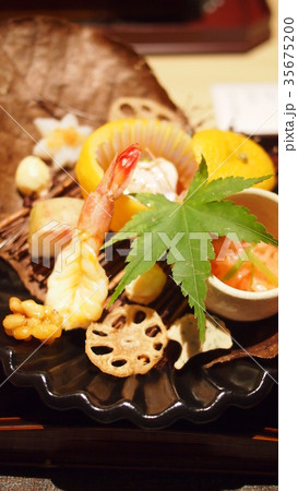 日本食 秋の前菜 朴の葉包み もみじのあしらい 日本食 秋の前菜 朴の葉包み もみじのあしらい 35675200