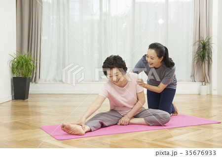 高齢者 老人 娘 35676933