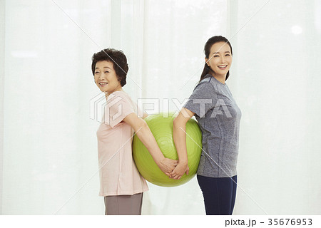 ボール 後ろ向き 背を向け合う 35676953