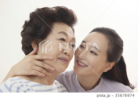 感情 笑顔 微笑 35676974