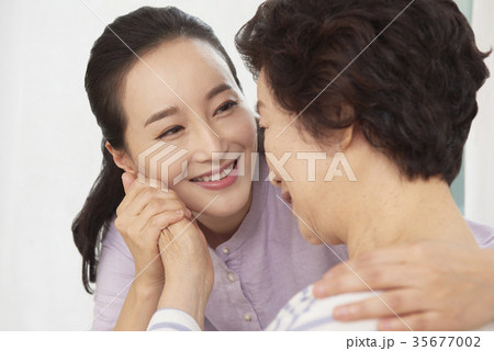 感情 上半身 手を引く 35677002