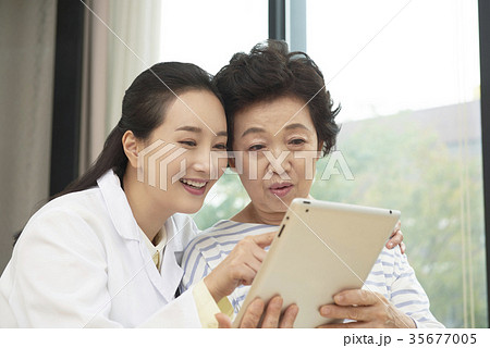 60代 感情 驚き 35677005