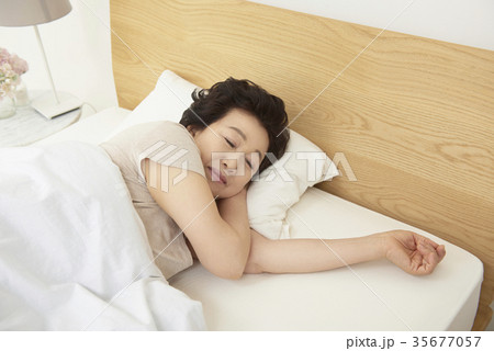 高齢者 老人 女性 35677057