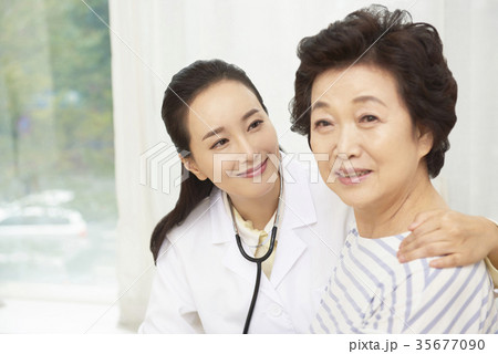高齢者 老人 女性 35677090