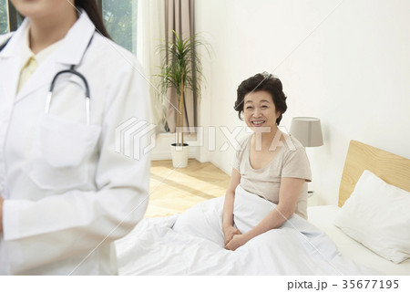高齢者 老人 女性 35677195