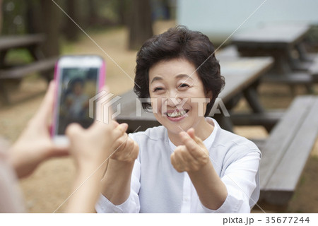 60代 公園 高齢者 35677244