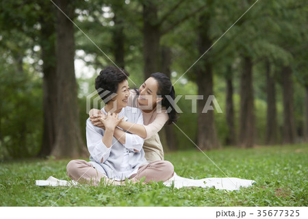 公園 娘 ママ 35677325
