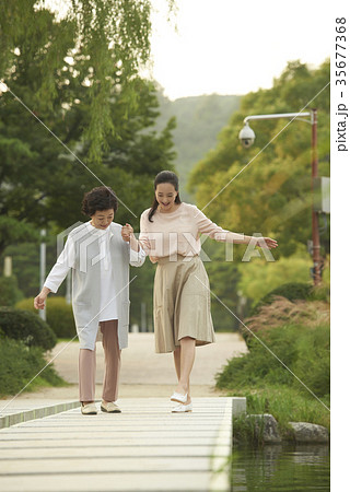 小川 歩く 東洋人 35677368