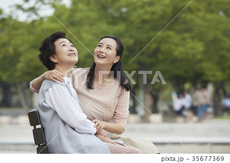 感情 頭持ち上げる 顔をあげる 35677369
