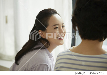 感情 保護者 上半身 35677435