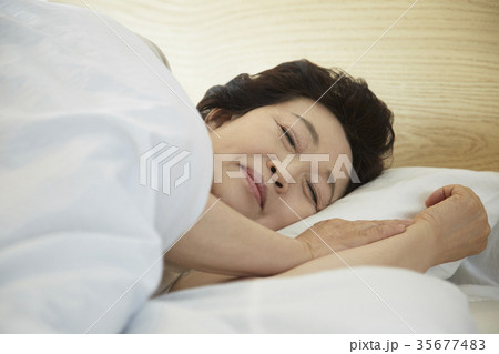 高齢者 老人 女性 35677483