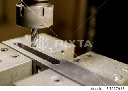 マシニングセンターで長穴加工 マシニングセンターで長穴加工 35677913