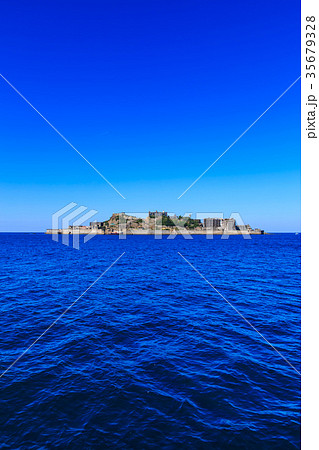 軍艦島と青空　軍艦島クルーズ 35679328