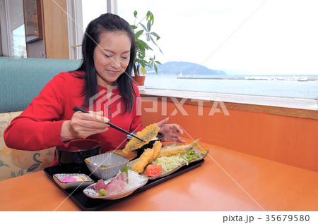伊豆の飲食店で海鮮料理を食べるミドルの女性 伊豆の飲食店で海鮮料理を食べるミドルの女性 35679580