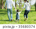 公園で遊ぶ親子 35680374