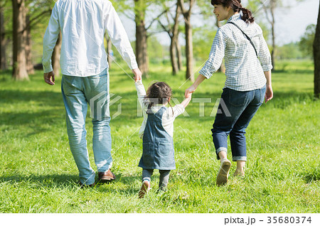 公園で遊ぶ親子 35680374