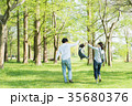 公園で遊ぶ親子 35680376
