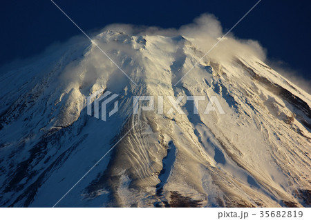 烈風吹き荒れる冬の富士山頂(01) 35682819