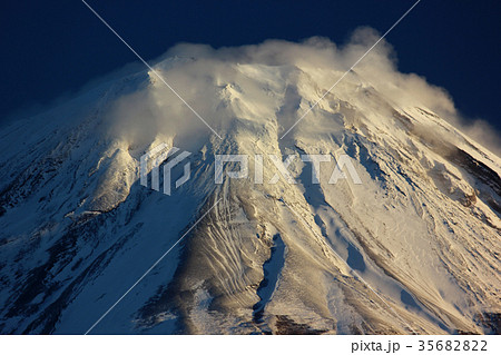 烈風吹き荒れる冬の富士山頂(02) 35682822