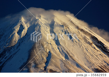 烈風吹き荒れる冬の富士山頂(15) 35682959