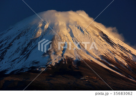 本栖湖から望む厳冬期の富士山(1) 本栖湖から望む厳冬期の富士山(1) 35683062