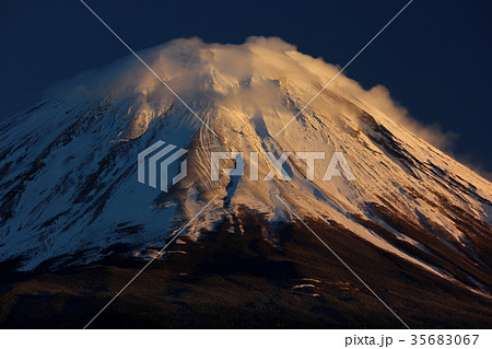本栖湖から望む厳冬期の富士山(4) 本栖湖から望む厳冬期の富士山(4) 35683067
