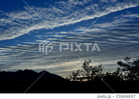 夜明け前の空の風景 夜明け前の空の風景 35684697