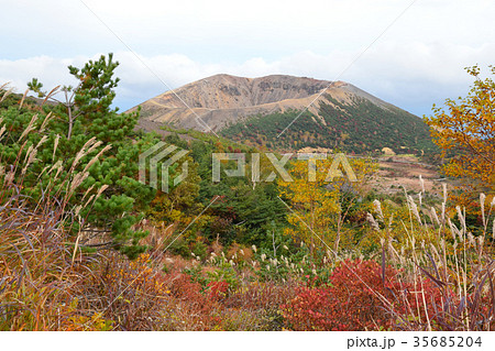 一切経山から浄土平へ下る 35685204