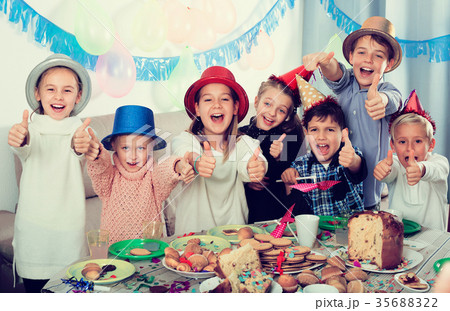 Smiling of children happy to celebrate friend’s birthday 35688322