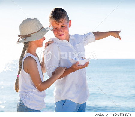 kids pointing with fingers aside 35688875