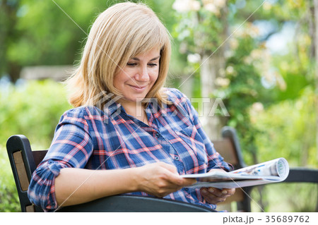 woman reading magazine 35689762