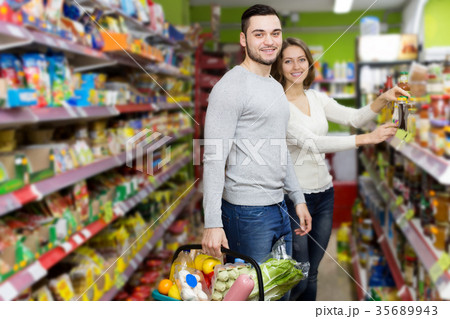 couple at the grocery store 35689943