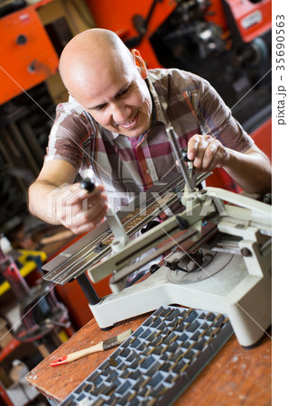 worker making nameboard 35690563
