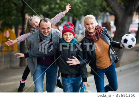 family with son and daughter 35691350