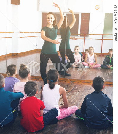 Children studying ballet Children studying ballet 35693142
