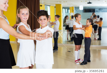Children in dance studio 35695261