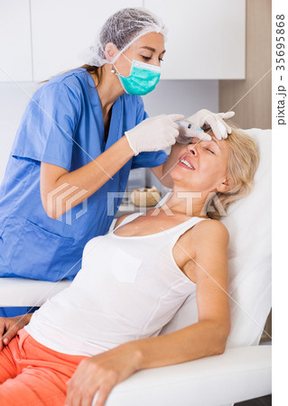 Woman during beauty facial injections 35695868