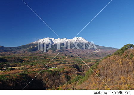 信州木曽　九蔵峠より晩秋の御嶽山（おんたけさん）　庶民の信仰を集める山岳信仰の山 35696956
