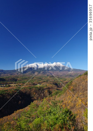 信州木曽　九蔵峠より晩秋の御嶽山（おんたけさん）　庶民の信仰を集める山岳信仰の山 35696957