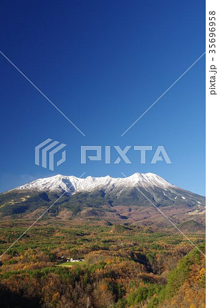 信州木曽　九蔵峠より晩秋の御嶽山（おんたけさん）　庶民の信仰を集める山岳信仰の山 35696958