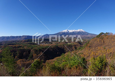 信州木曽　九蔵峠より晩秋の御嶽山（おんたけさん）　超広角　庶民の信仰を集める山岳信仰の山 35696965