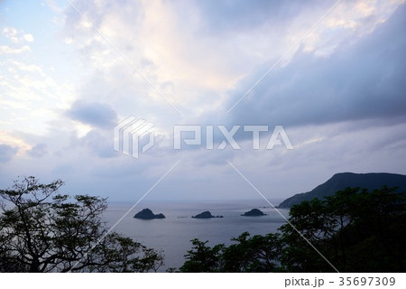 奄美 三連立神と夕日25 奄美 三連立神と夕日25 35697309
