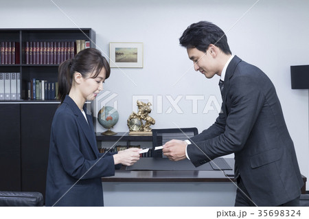 名刺交換、ビジネスシーン、爽やか 名刺交換、ビジネスシーン、爽やか 35698324
