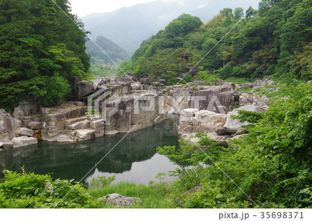 信州　木曽路の景勝　寝覚の床　木曽川に侵食された奇岩がならぶ　浦島太郎伝説も残る 35698371