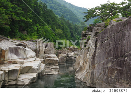 信州　木曽路の景勝　寝覚の床　木曽川に侵食された奇岩がならぶ　浦島太郎伝説も残る 35698375