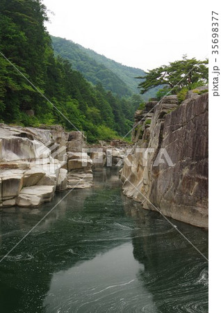 信州 木曽路の景勝 寝覚の床 木曽川に侵食された奇岩がならぶ 浦島太郎伝説も残る 信州 木曽路の景勝 寝覚の床 木曽川に侵食された奇岩がならぶ 浦島太郎伝説も残る 35698377