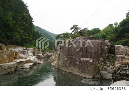 信州 木曽路の景勝 寝覚の床 木曽川に侵食された奇岩がならぶ 浦島太郎伝説も残る 信州 木曽路の景勝 寝覚の床 木曽川に侵食された奇岩がならぶ 浦島太郎伝説も残る 35698378